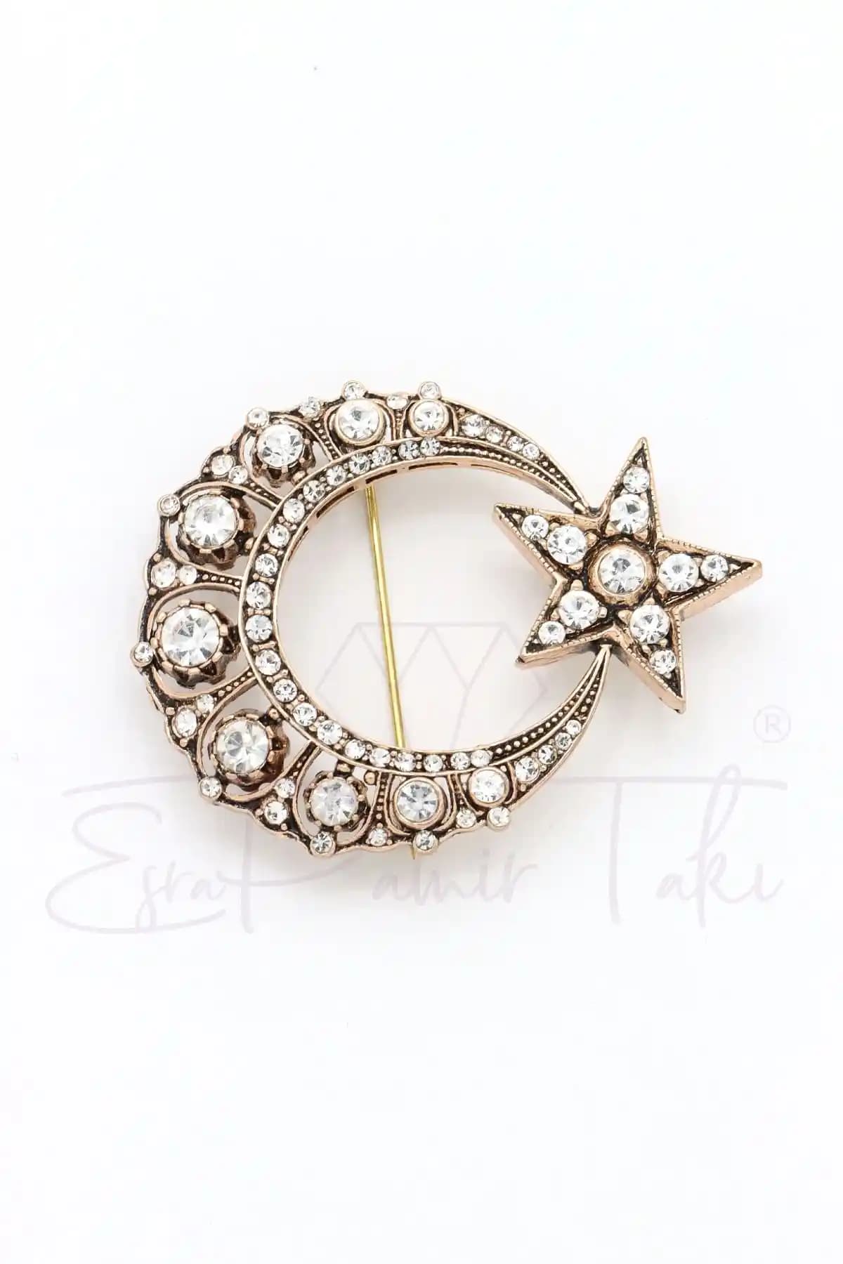 Esra Pamir ve Fatma Yaşar Ay Yıldız Broş Karşılaştırması: Tasarım ve Kullanım Özellikleri