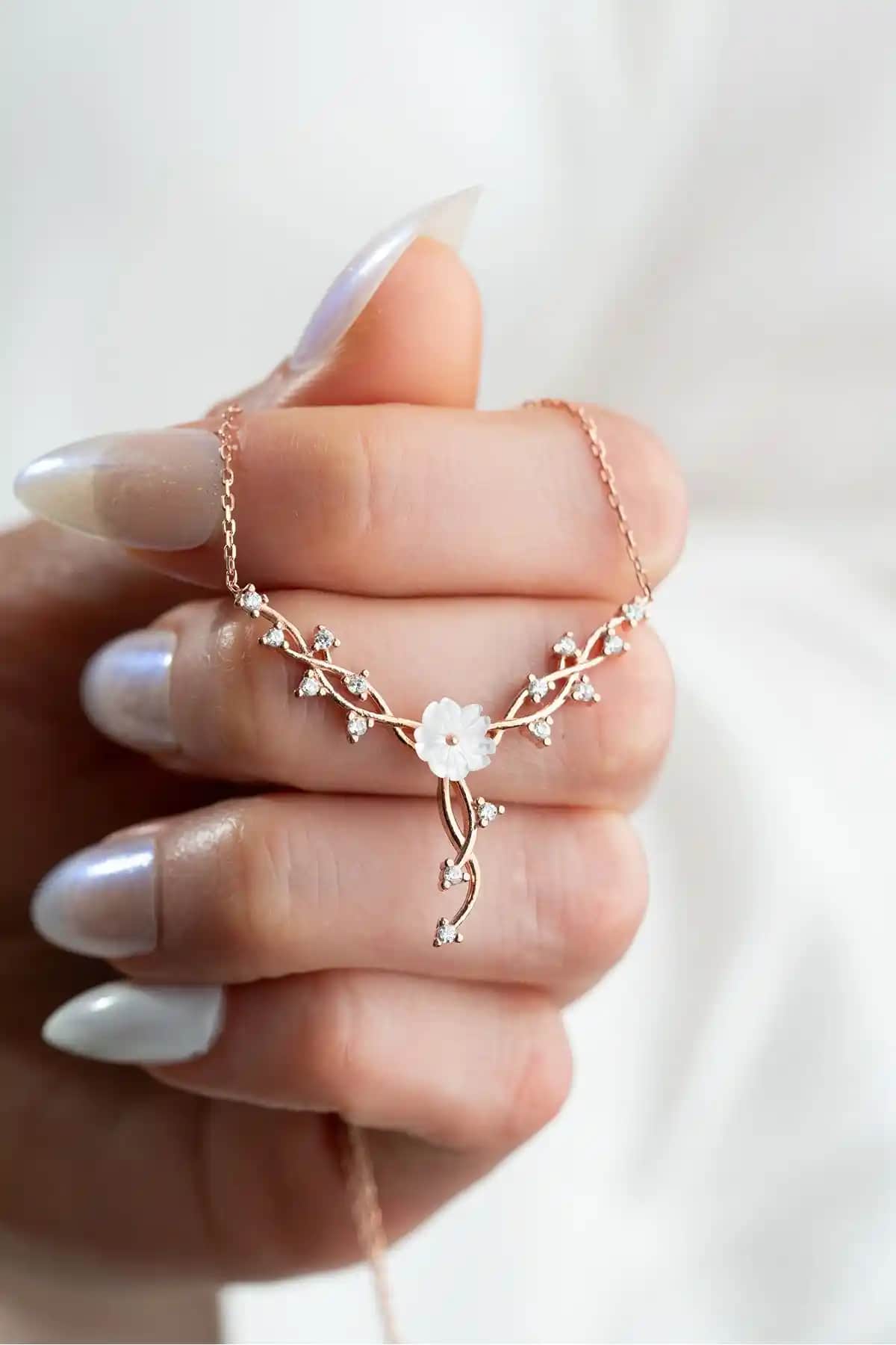 ESSARE 925 Ayar Gümüş Kadın Sarmaşık ve Manolya Çiçeği Kolye: Zarif ve Şık Tasarım