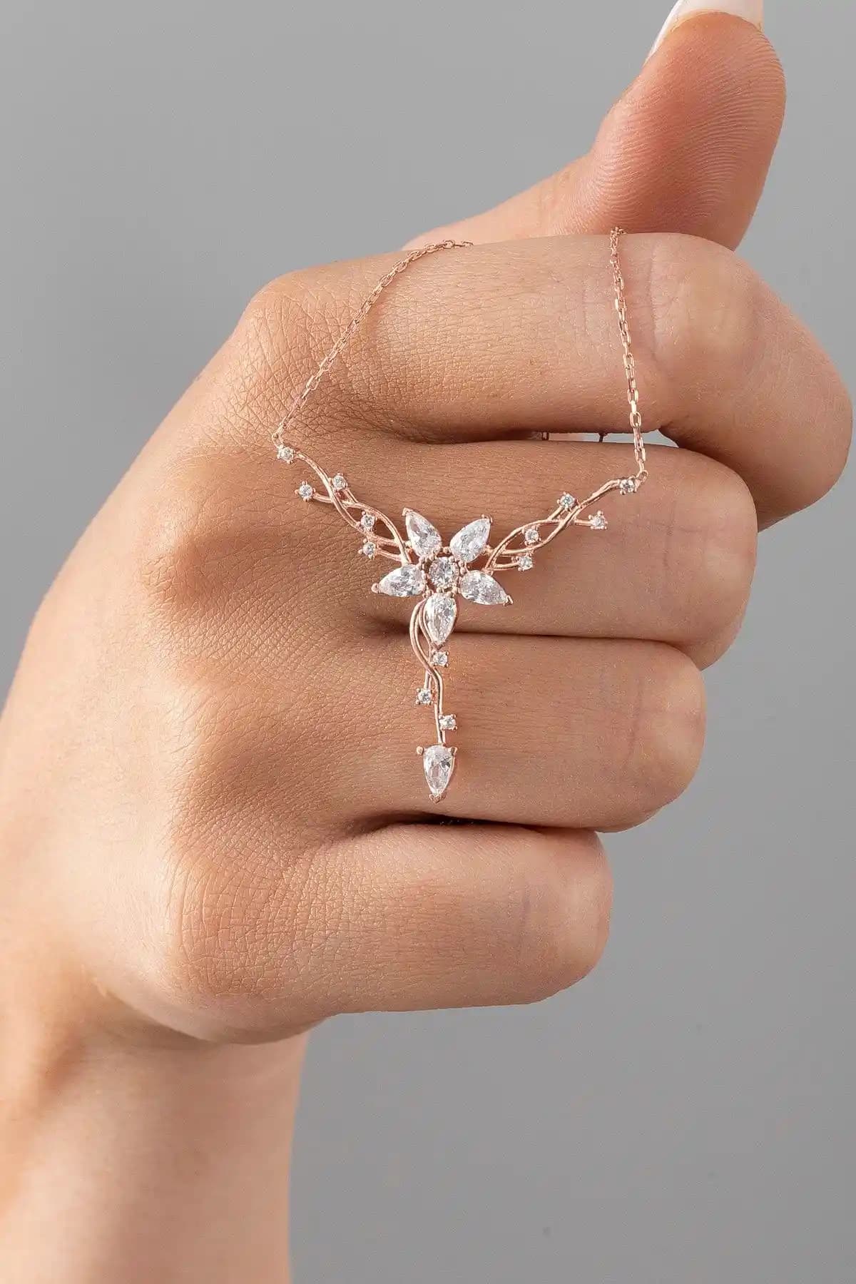 ESSARE ve Miavi Silver Gümüş Sarmaşık Nergis Çiçeği Kolye Karşılaştırması