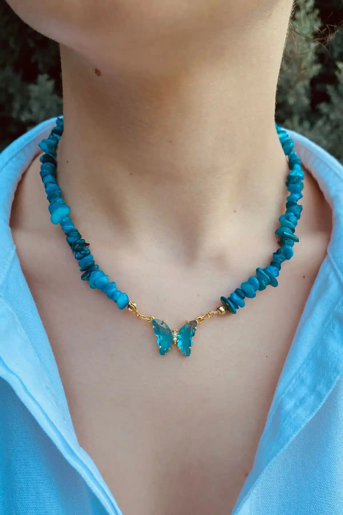 EST Aksesuar Kelebek Kolye Karşılaştırması: Doğal Taşlı Mavi ve Pembe Tasarımlar