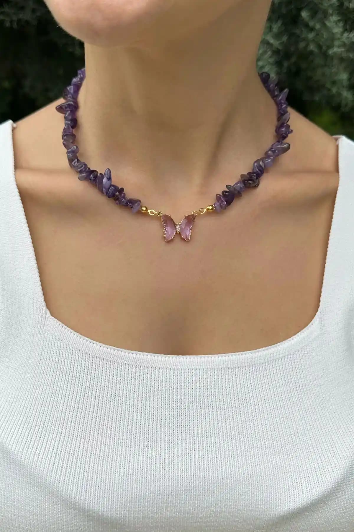 EST Aksesuar ve Genel Markalar Kelebek Kolye Karşılaştırması Doğal Taş ve Tasarım Özellikleri