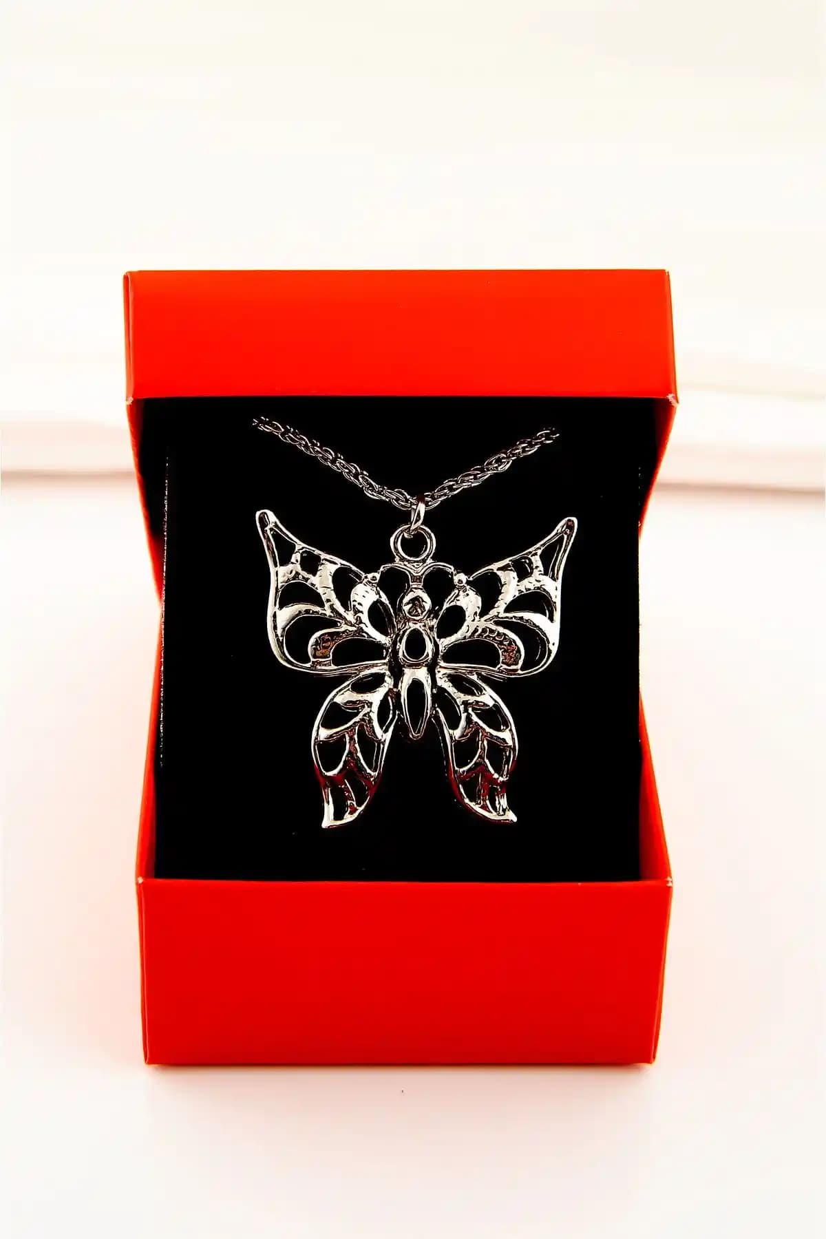 EUROMODA Büyük Kelebek Tasarımlı Gümüş Kaplamalı Uzun Zincirli Kolye İnce ve Zarif Tasarım