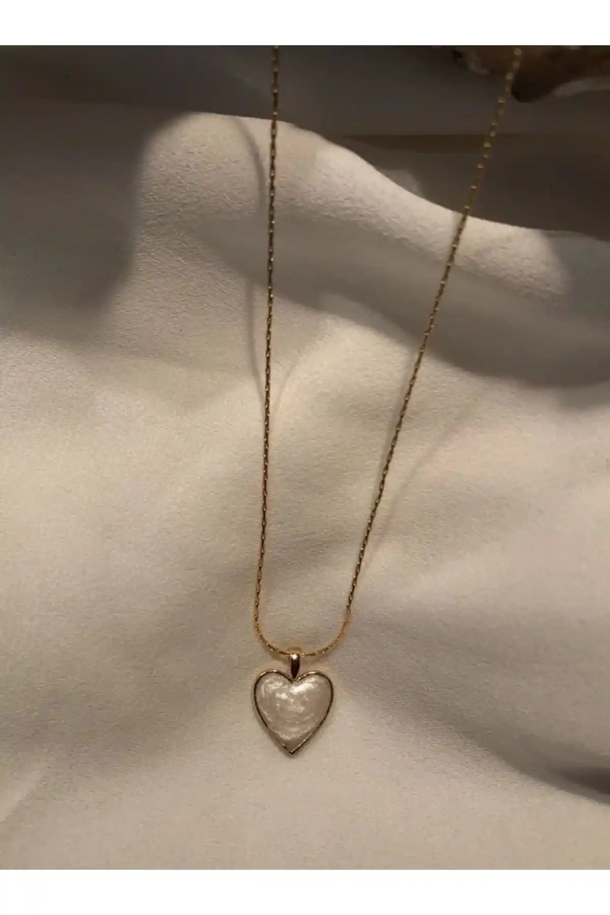 Fiamoss Sedefli Kalp Kolye: Zarif ve Şık Tasarım, Dayanıklı Malzeme ve Günlük Kullanım İçin Uygun