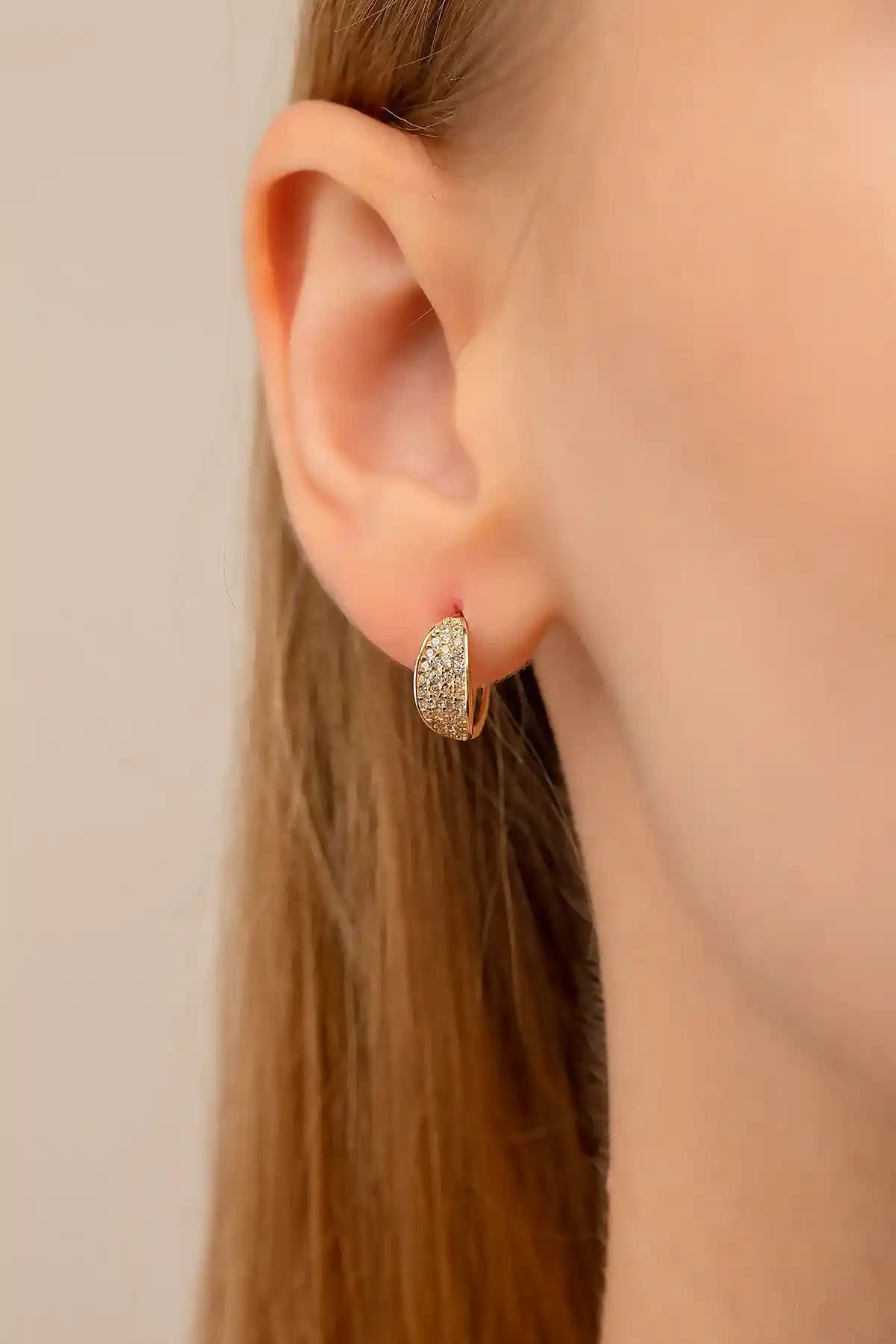 GençTaş 14 Ayar Altın Eleanor Küpe: Zarif ve Dayanıklı Günlük Takı Seçeneği