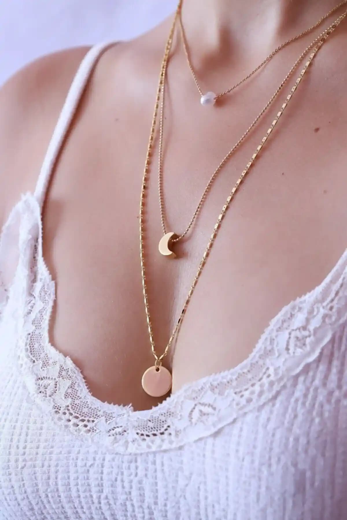 Genel Markalar Incili Yarım Ay ve Pul Figürlü Çoklu Zincir Kolye İncelikli Tasarımıyla Dikkat Çekici Bir Aksesuar