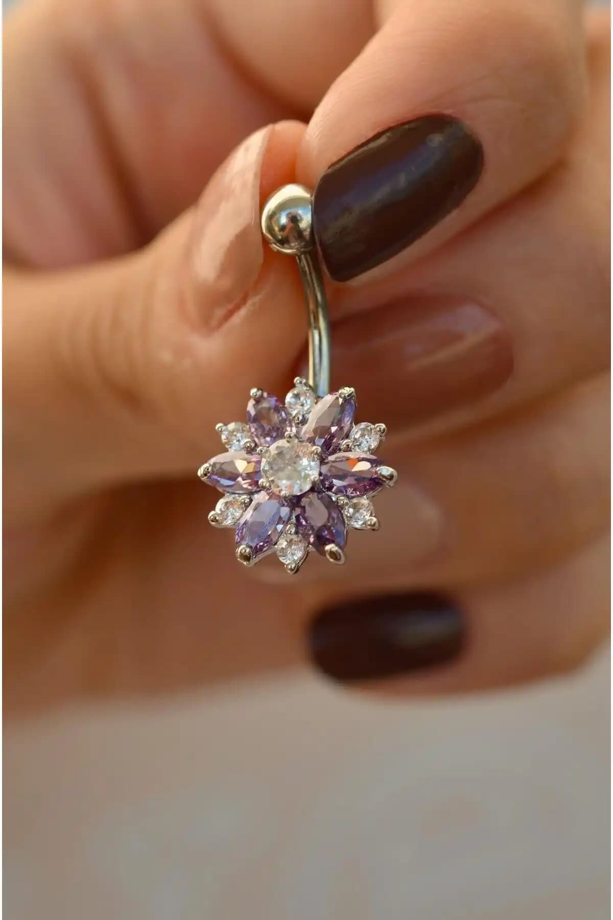 Göbek Piercing Karşılaştırması: Dört Sıra Taşlı ve Lotus Çiçek Tasarımları 2