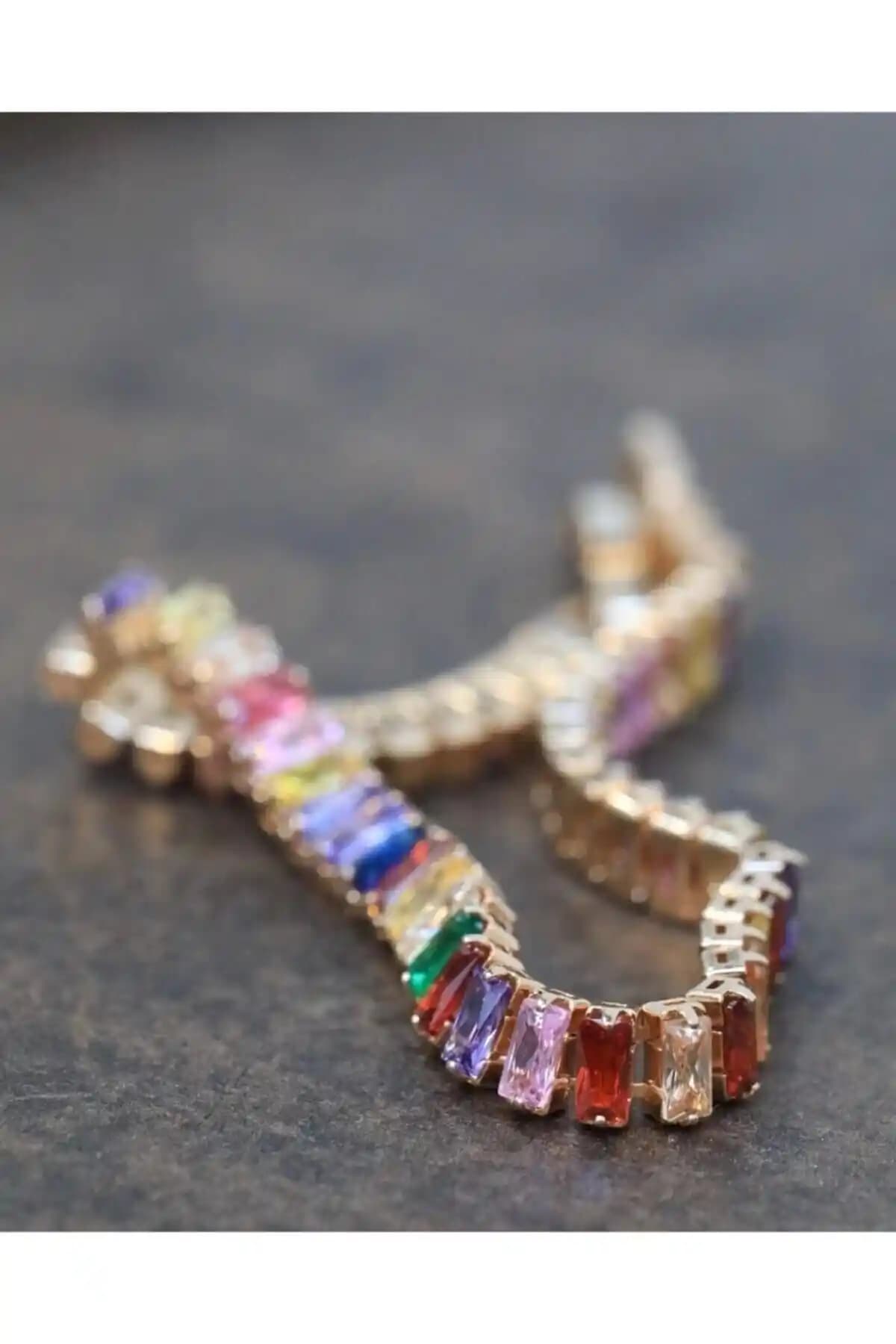 Gökkuşağı Baget Bileklik: Canlı Renkler ve Zarif Tasarım ile Şıklık Yaratın