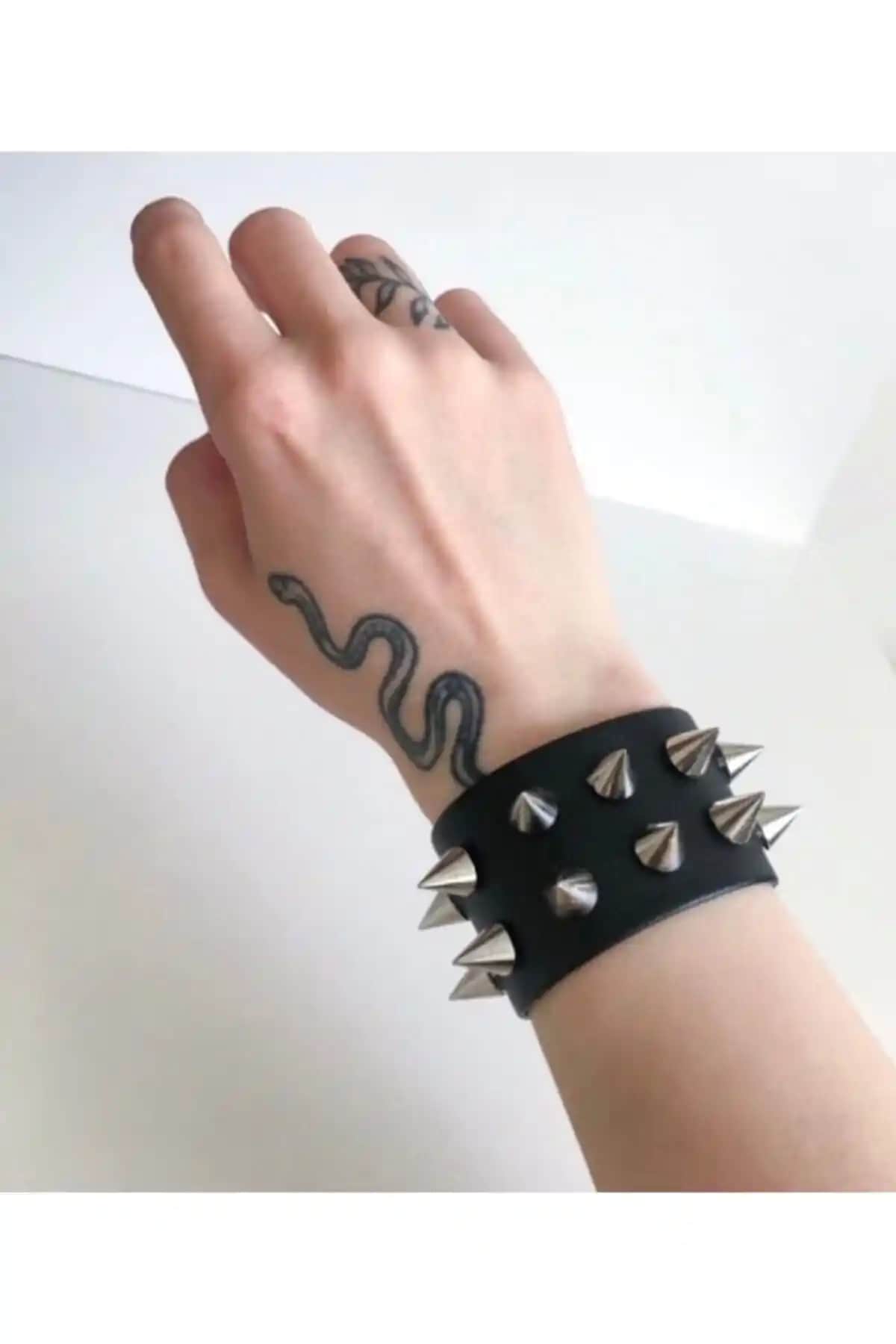 Gotik ve punk tarzında deri bileklik DarkellaStore'un özgün tasarımıyla şıklık ve dayanıklılık sunuyor