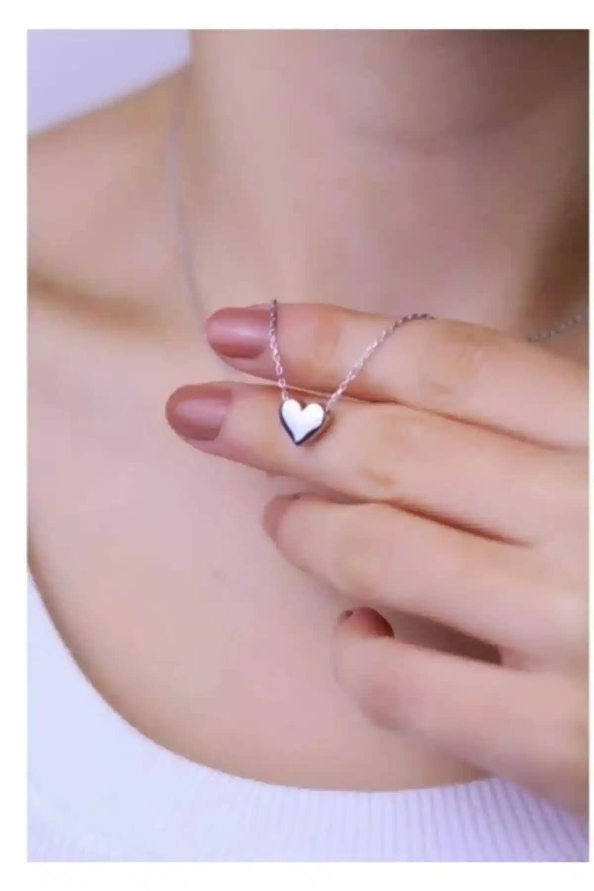 Gümüş Kalp Kolye Minimalist Tasarımıyla Günlük Şıklığa Katkı Sağlar