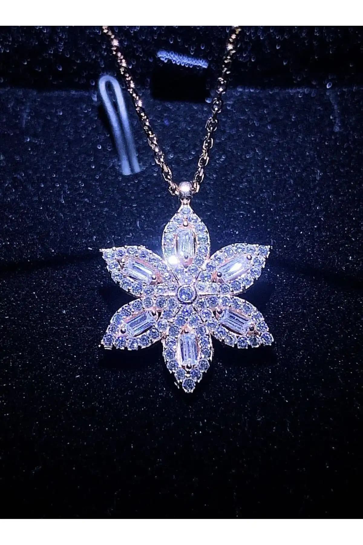 Gümüş Kolye Karşılaştırması: Bilsen Store ve SARIASLAN Modellerinin Özellikleri 2