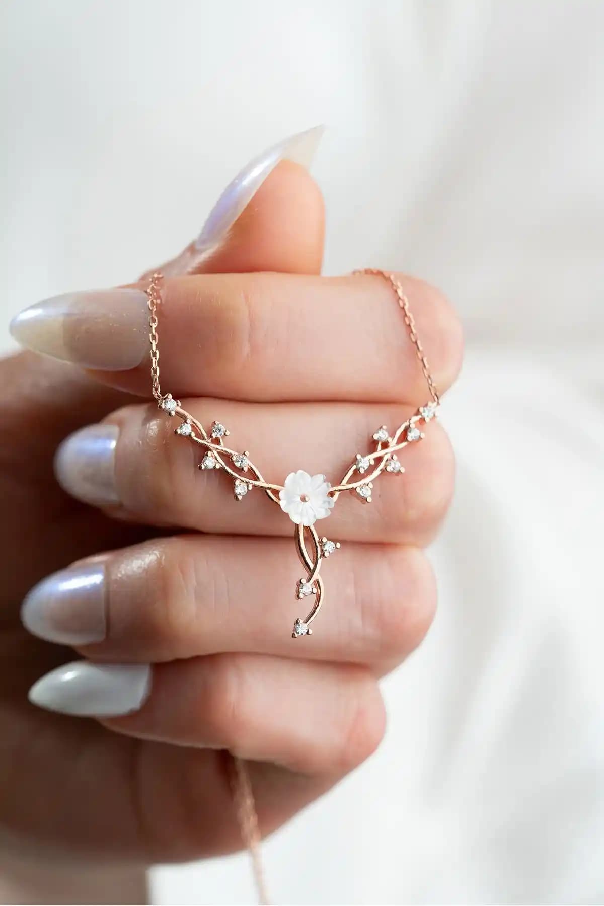 Gümüş Kolye Karşılaştırması: ESSARE ve Miavi Silver Tasarımları ve Özellikleri