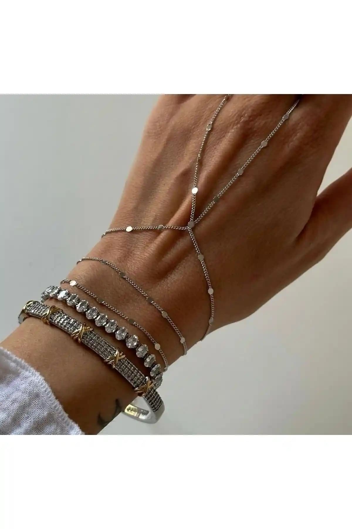 Gümüş Pullu Zincir Şahmeran: Zarif ve Dayanıklı Modern Takı Tasarımı