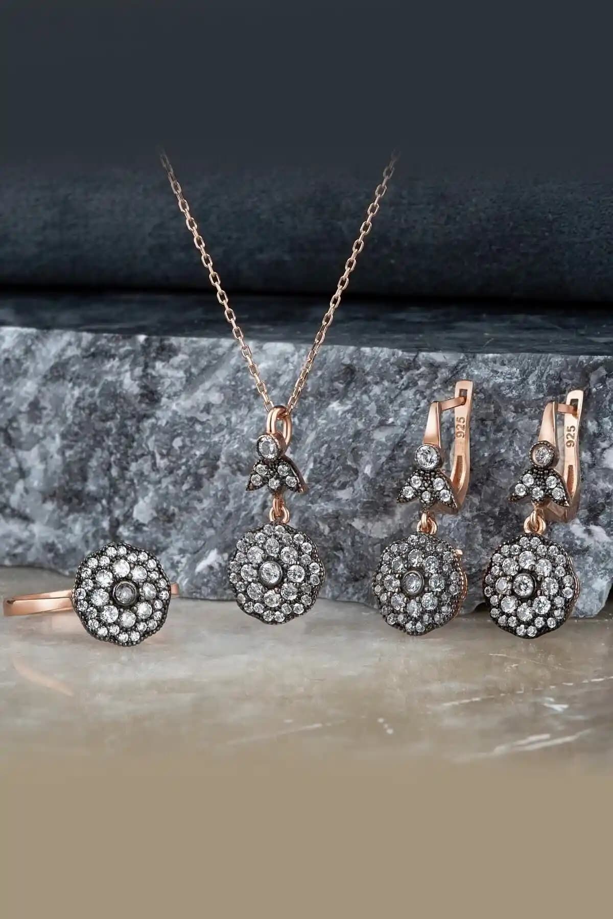 Gümüş Takı Setleri Karşılaştırması: Elmas Montürü ve Trapez Taşlı Setlerin Özellikleri