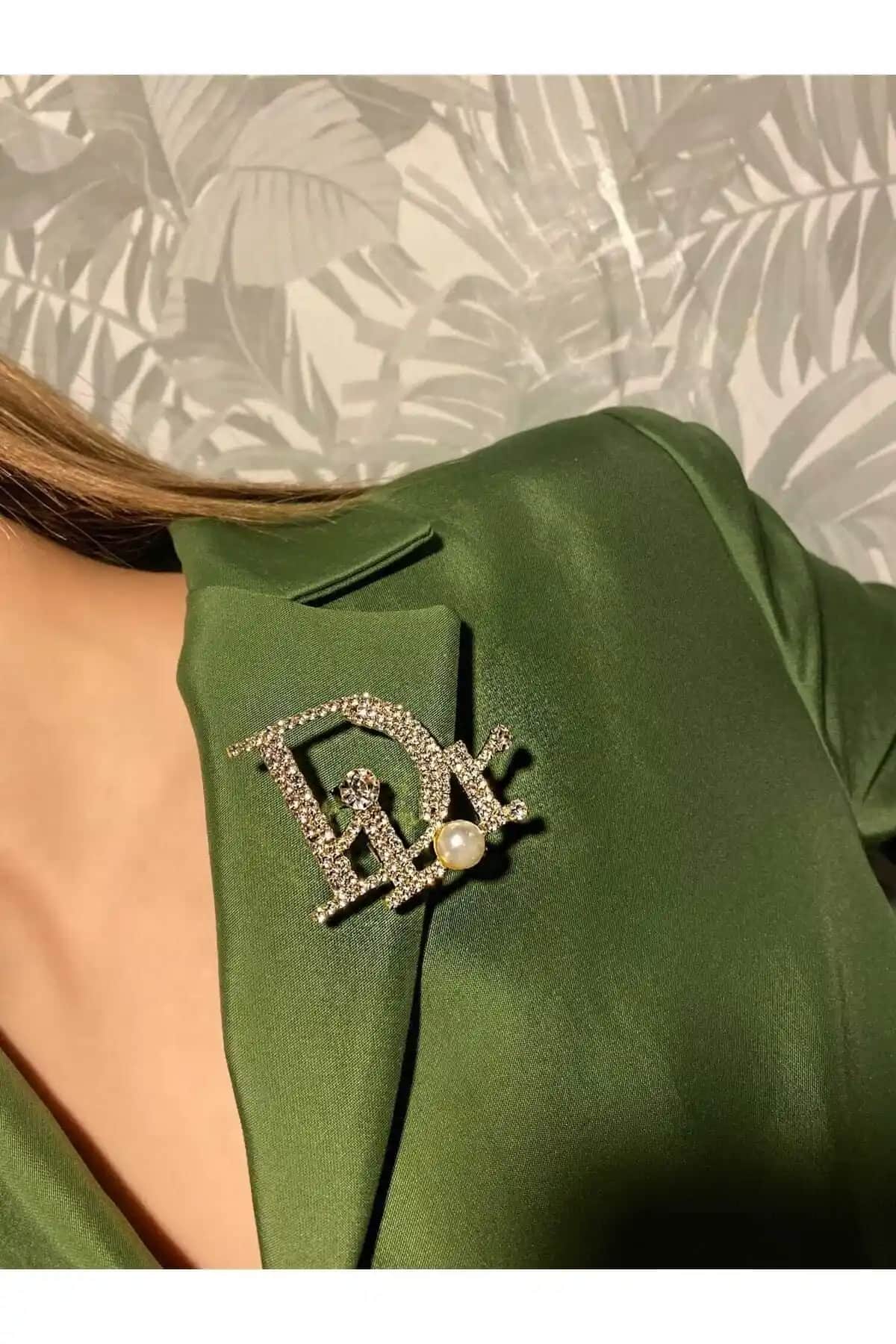 HİLLSCARF Model Broş ve Kristal Taşlı Güneş Broş Karşılaştırması