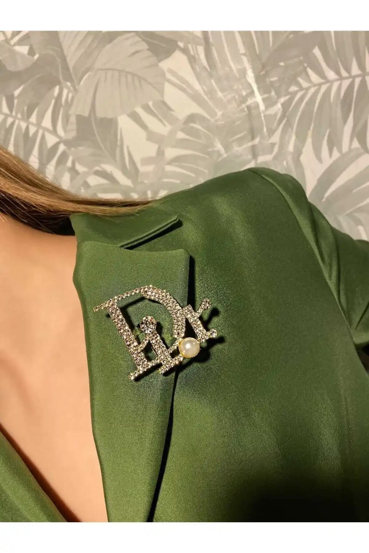 HİLLSCARF Model Broş ve Kristal Taşlı Güneş Broş Karşılaştırması