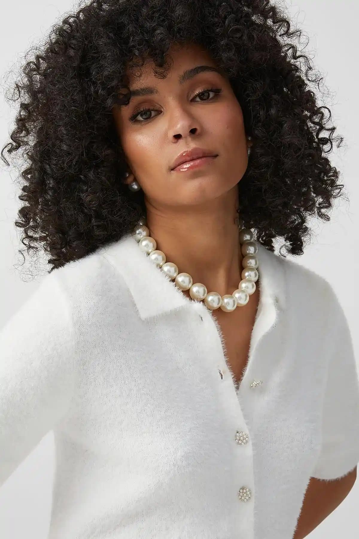 İki Popüler İnci Kolye Modelinin Karşılaştırması: Şıklık ve Kullanım Özellikleri