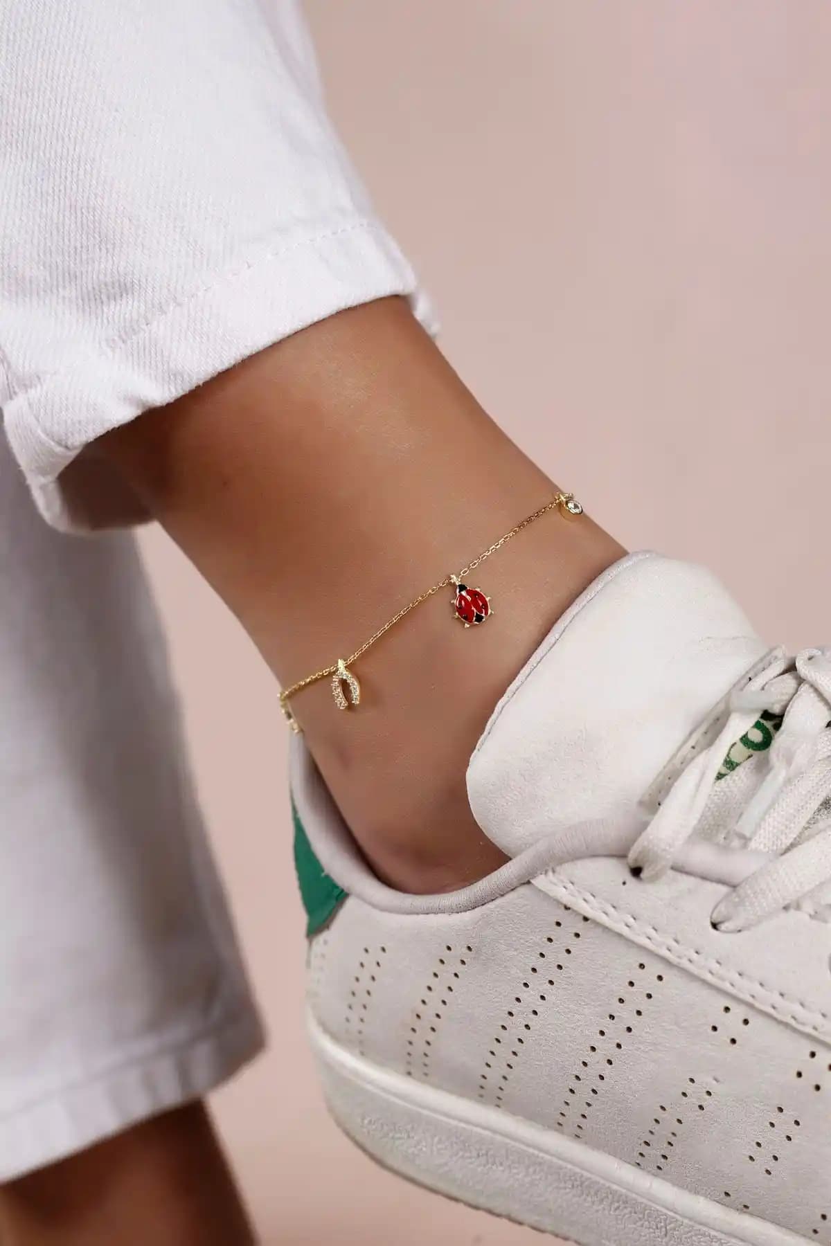 İki Şık Halhal Ürünü Karşılaştırması: Uğur Böceği ve Deniz Yıldızı Tasarımları