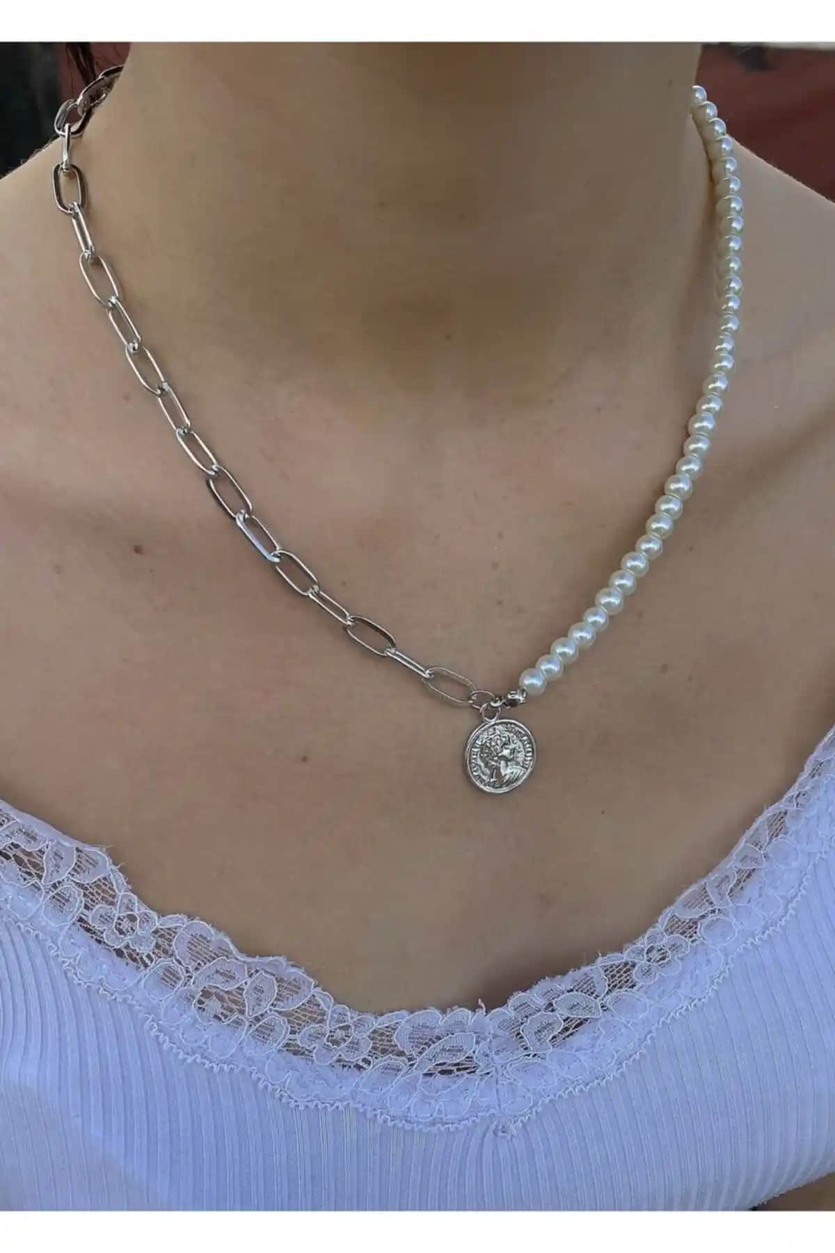 İnci Zincir Madalyon Kolye: Zarif ve Modern Takı Tasarımı ve Özellikleri