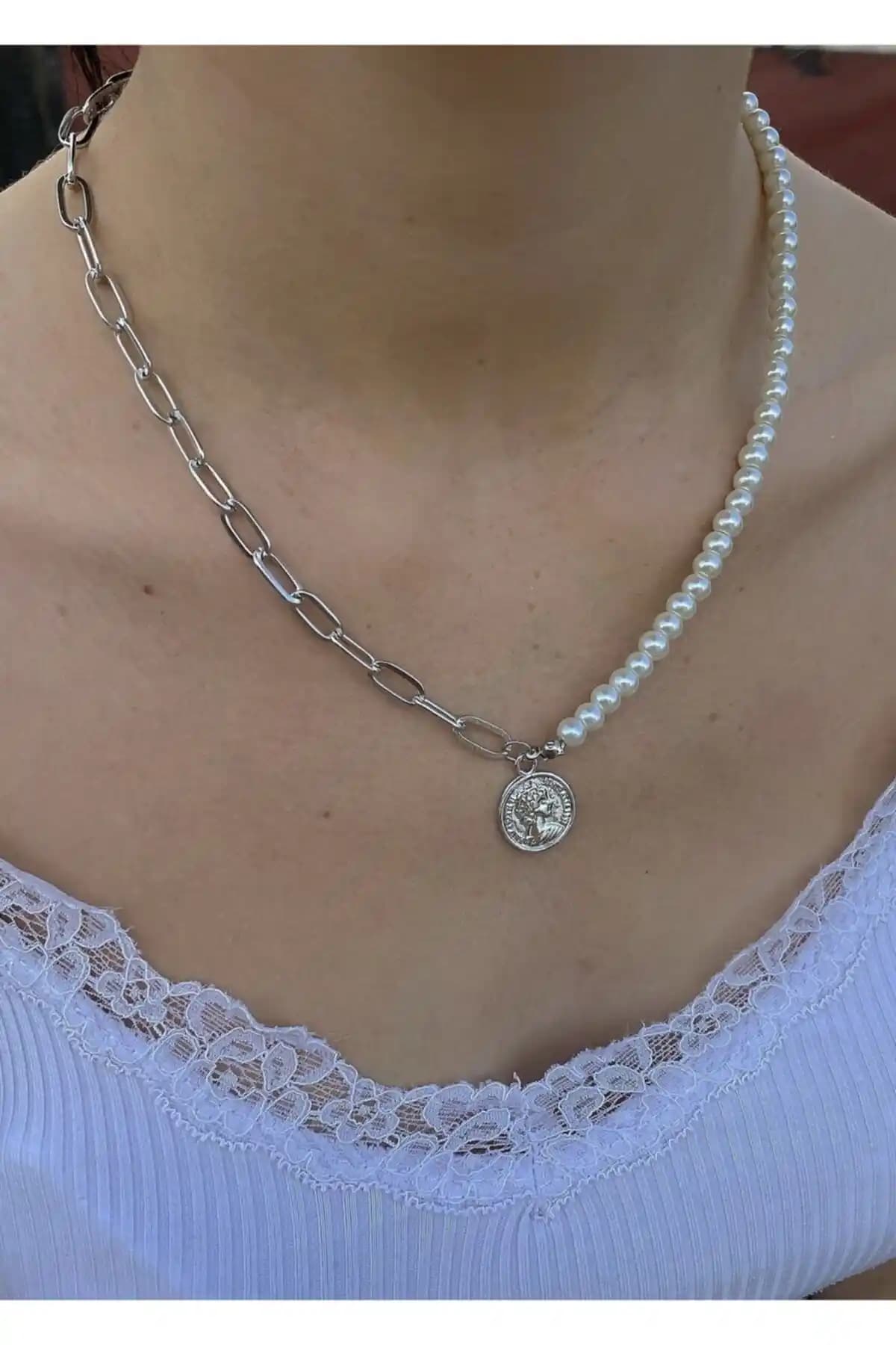 İnci Zincir Madalyon Kolye: Zarif ve Modern Takı Tasarımı ve Özellikleri
