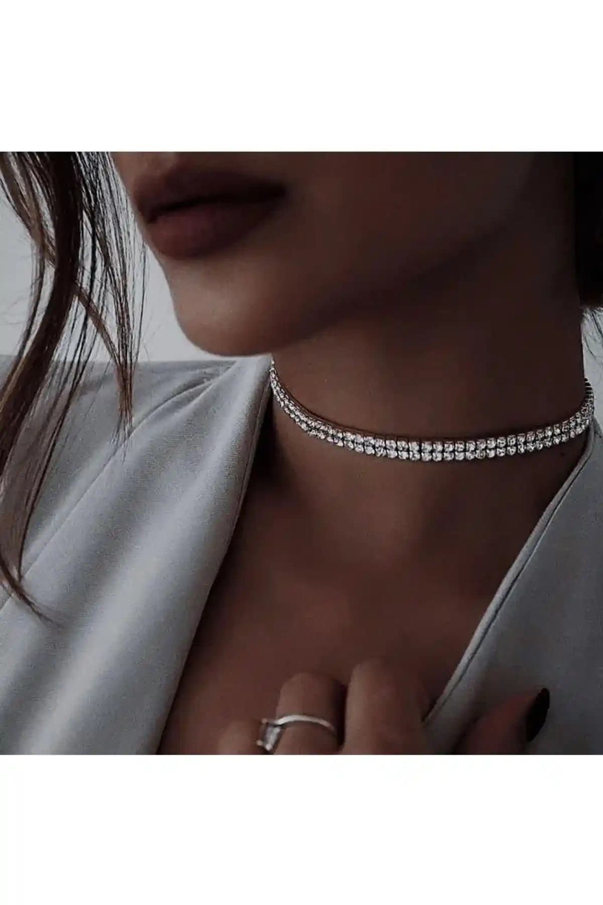 Irva Collection Su Yolu Taşlı Choker Tasma: Modern ve Zarif Kadın Aksesuarı