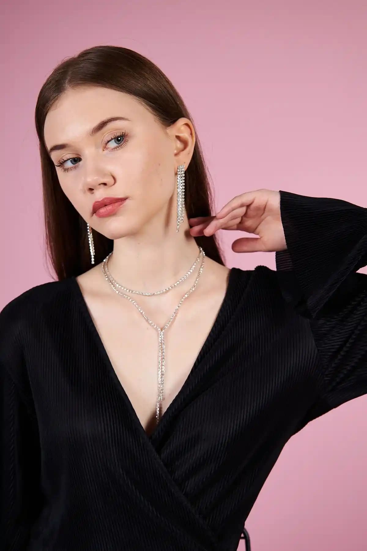 Irva Collection Taşlı Su Yolu Tasarım Kolye: Modern ve Zarif Kadın Takısı