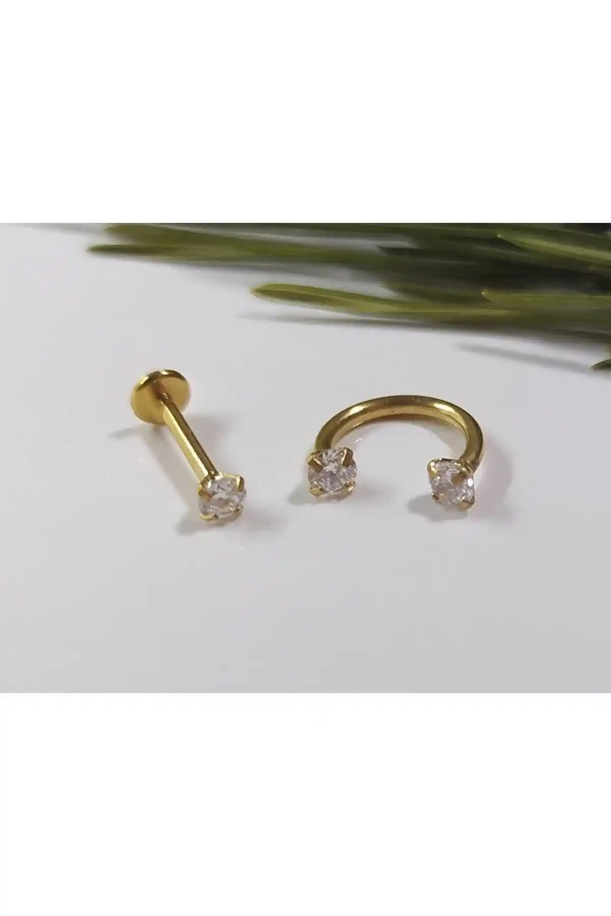Işıl Işıl Cerrahi Çelik Zirkon Taşlı Gold Piercing: Şık ve Dayanıklı Kulak Takısı