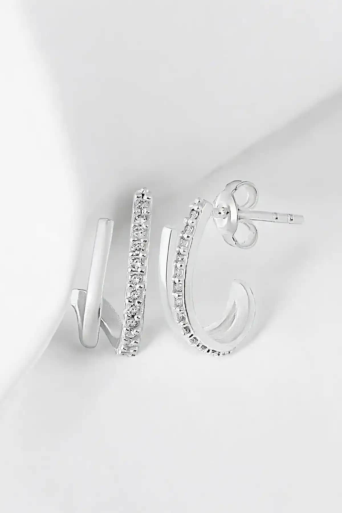 Jelux Silver 925 Ayar Gümüş Yarım Tur Çivili Küpe Modern ve Dayanıklı Tasarım