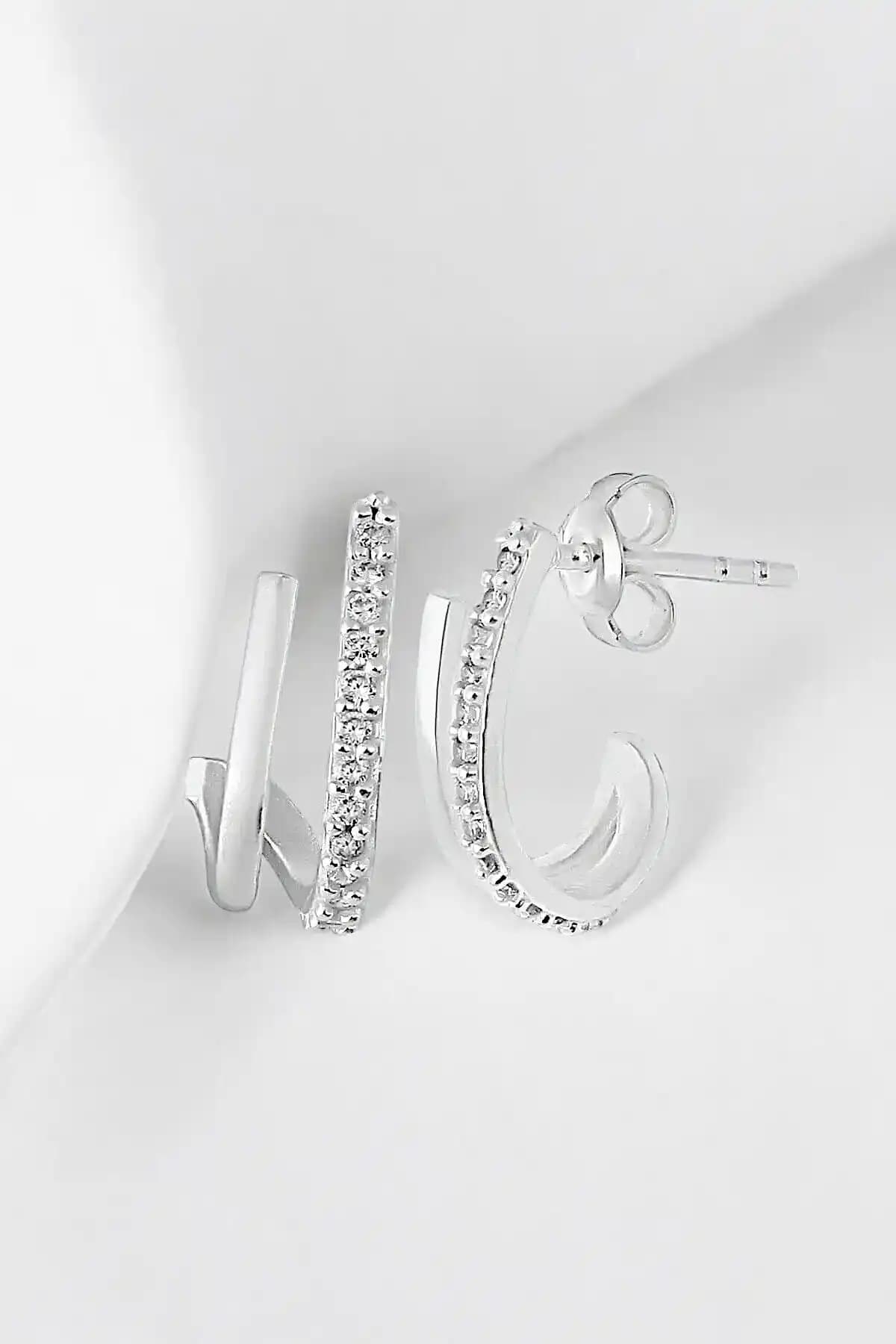 Jelux Silver 925 Ayar Gümüş Yarım Tur Çivili Küpe Modern ve Dayanıklı Tasarım