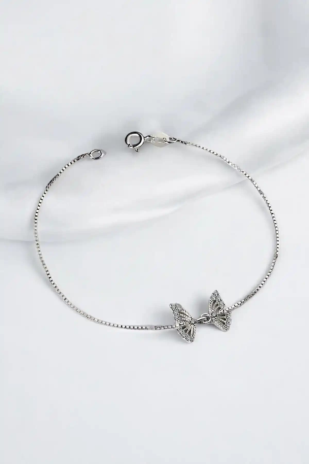 Jelux Silver Gümüş 925 Ayar Kelebek Zincirli Zirkon Taşlı Bileklik ile Şıklığınızı Tamamlayın
