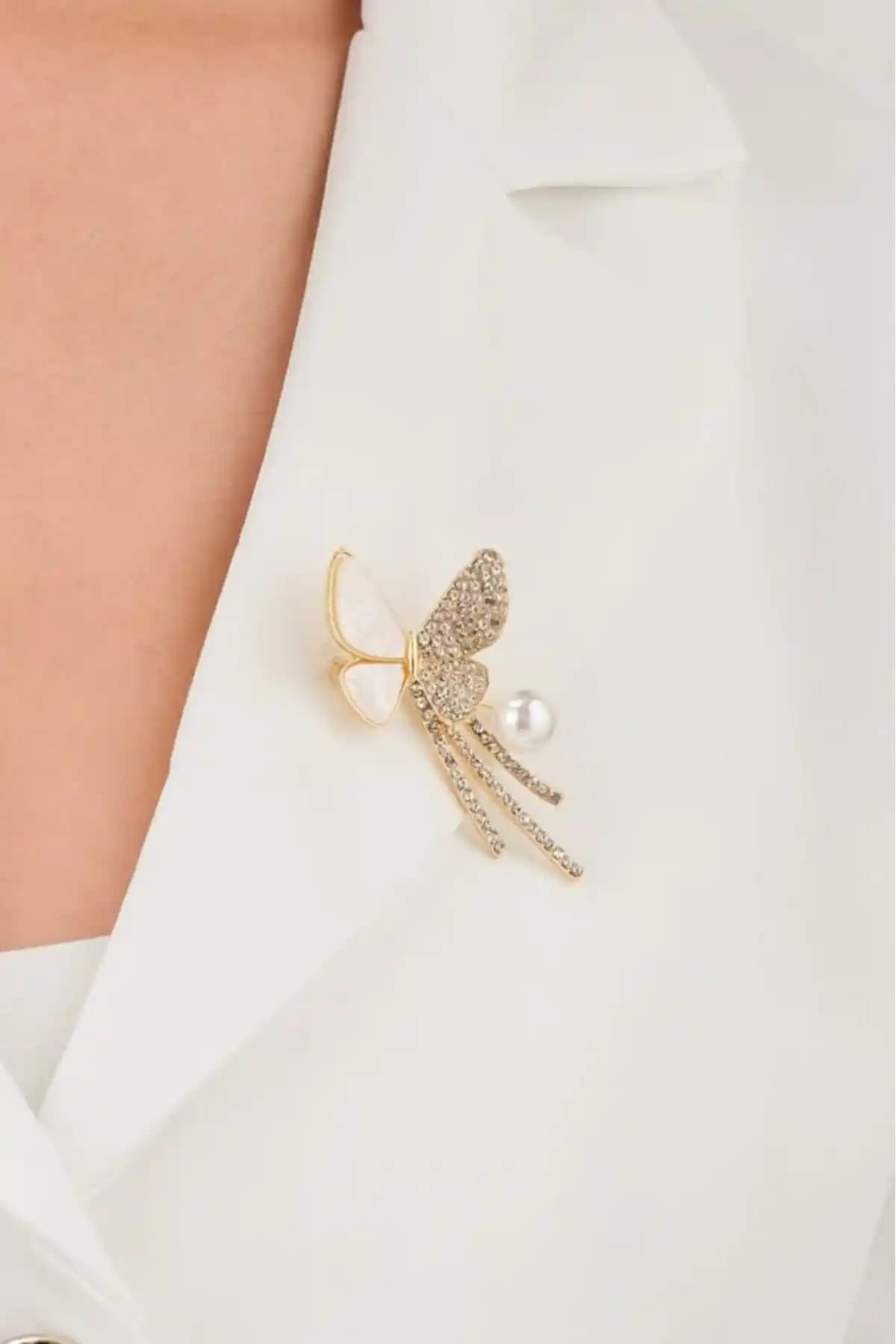 Kadın Aksesuarları: Kelebekli İncili Broş ve Yusufçuk Broş Karşılaştırması