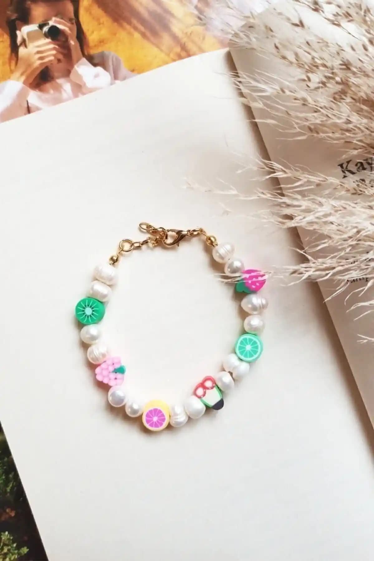 Kadın Beyaz Meyveli Fimo Boncuk Bileklik: Zarif ve Şık Takı Seçenekleri