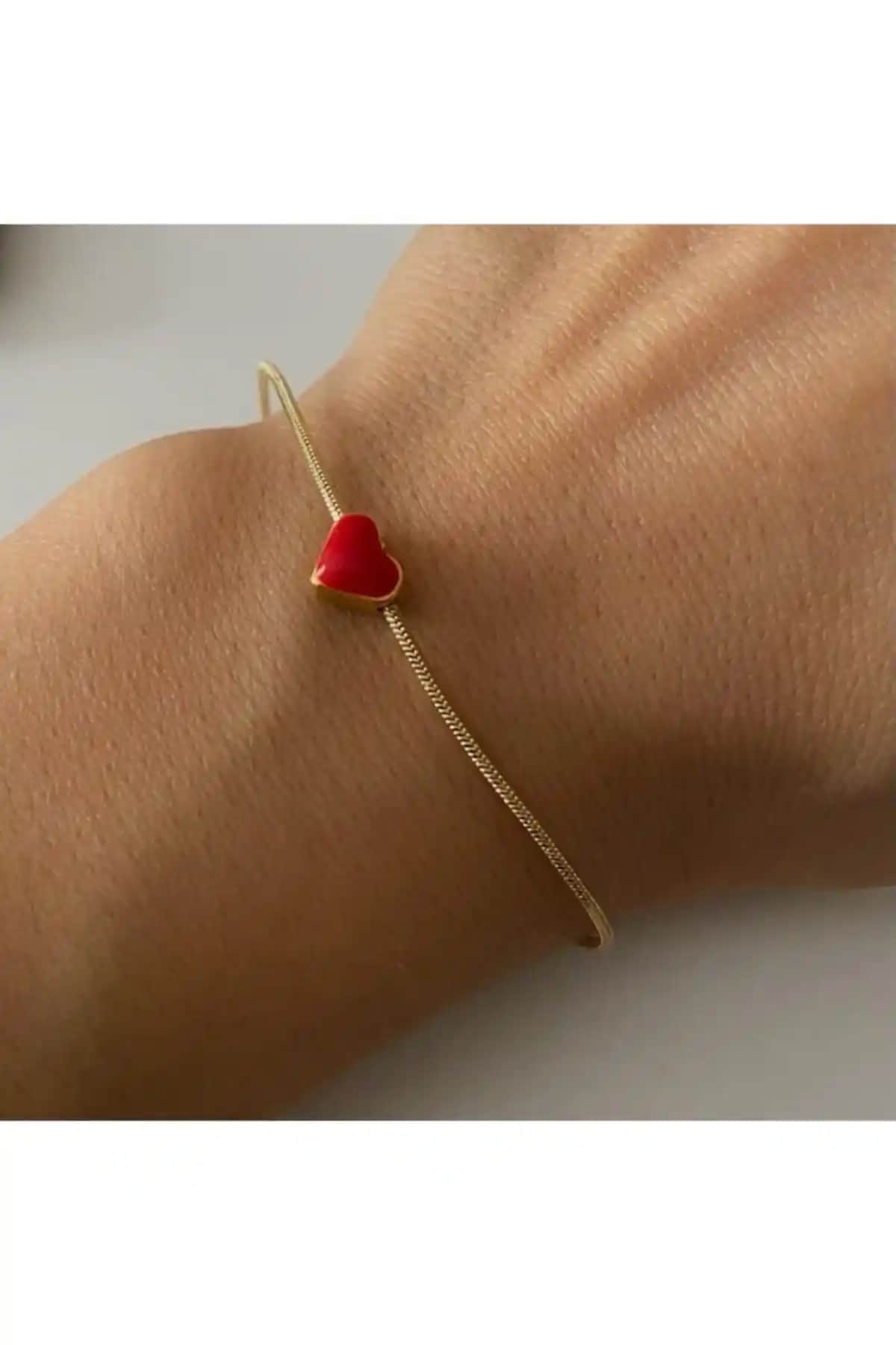 Kadın Bileklikleri Karşılaştırması: Çelik ve Zirkon Taşlı Modellerin Özellikleri