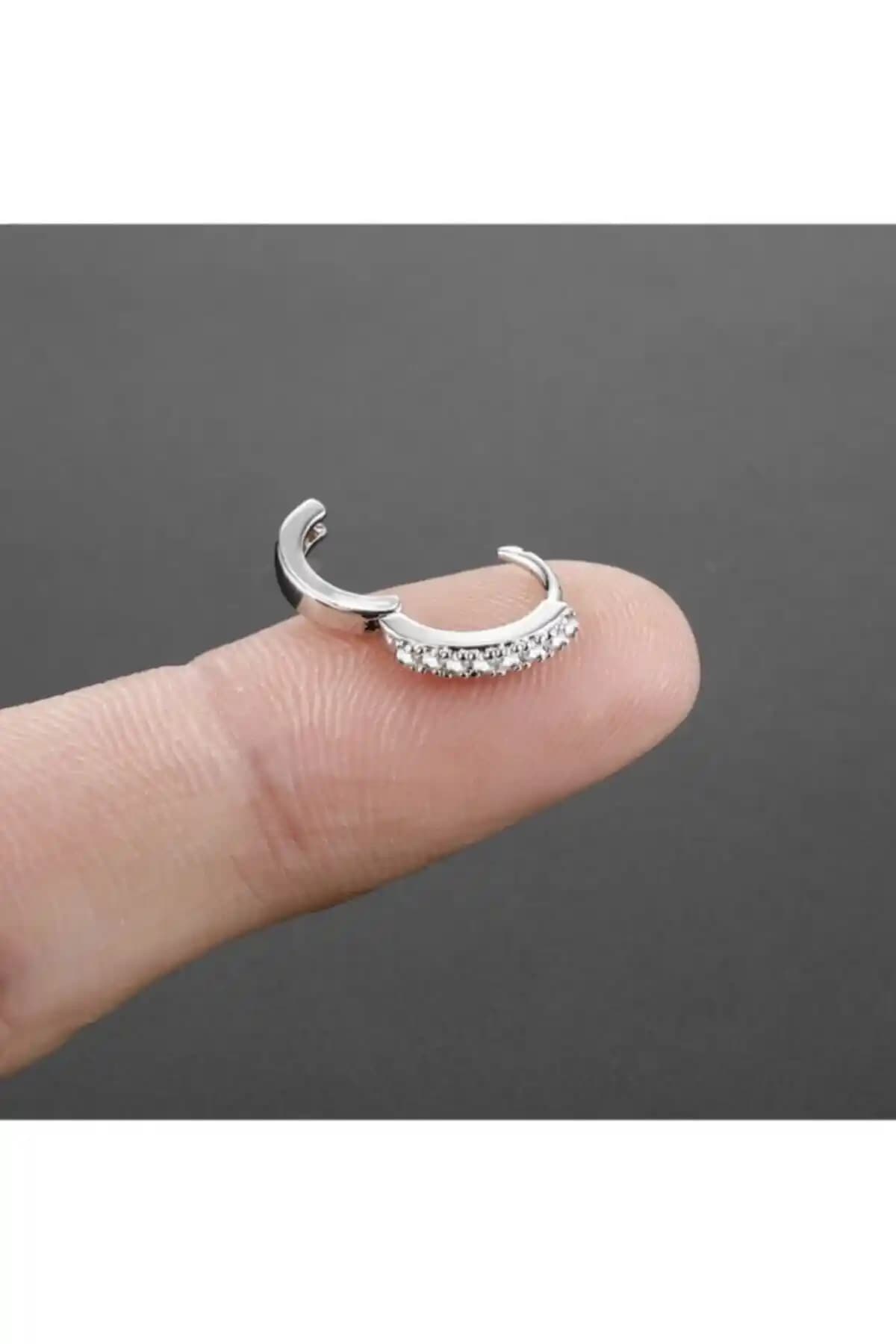 Kadın Gri Cerrahi Çelik Zirkon Taşlı Halkalı Piercingler – Şık ve Dayanıklı Tasarım