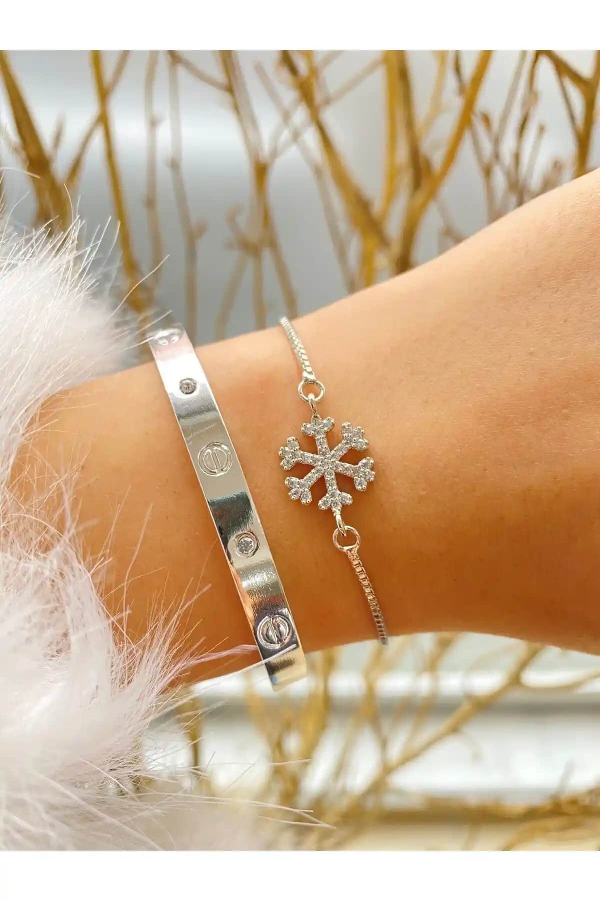 Kadın Gümüş Renk 2'li Bileklik Seti: Şıklık ve Dayanıklılığı Bir Arada Sunar