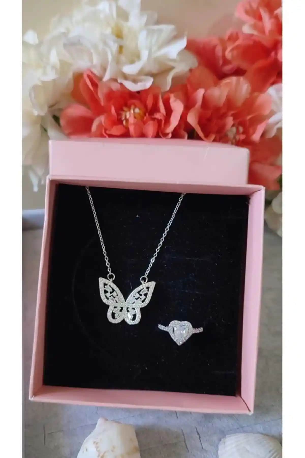 Kadın Takı Setleri Karşılaştırması: Gümüş ve Çelik Seçenekler