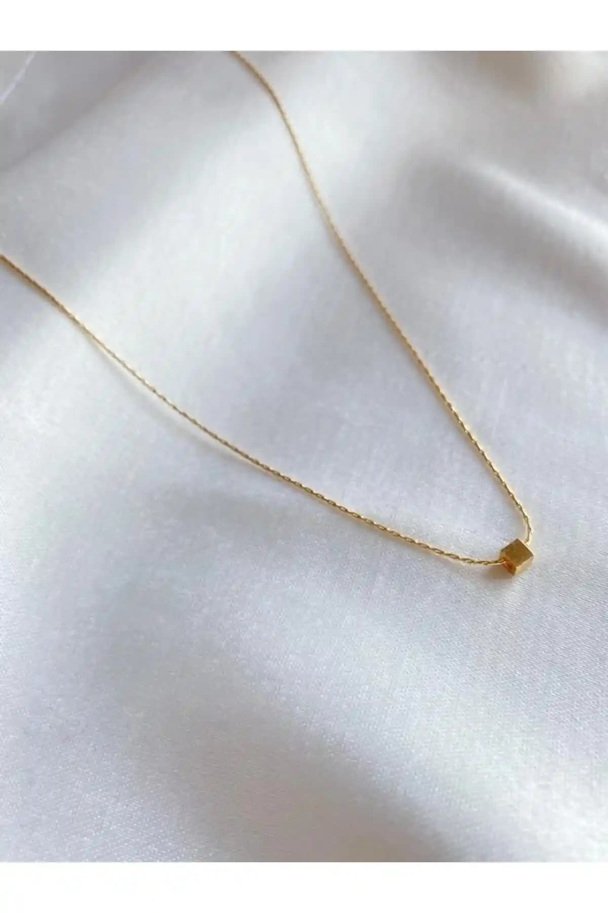 Kadın Yazlık Kolye Karşılaştırması: Küp ve Turuncu Modellerin Özellikleri ve Seçim Rehberi