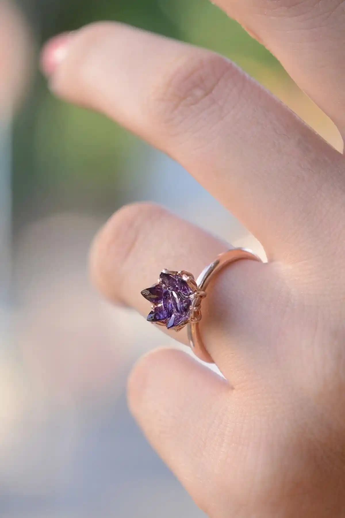 Kadınlar İçin 14K Rose Altın Kaplama Mor Zirkon Taşlı Lotus Çiçeği Yüzük Özellikleri ve Şıklık