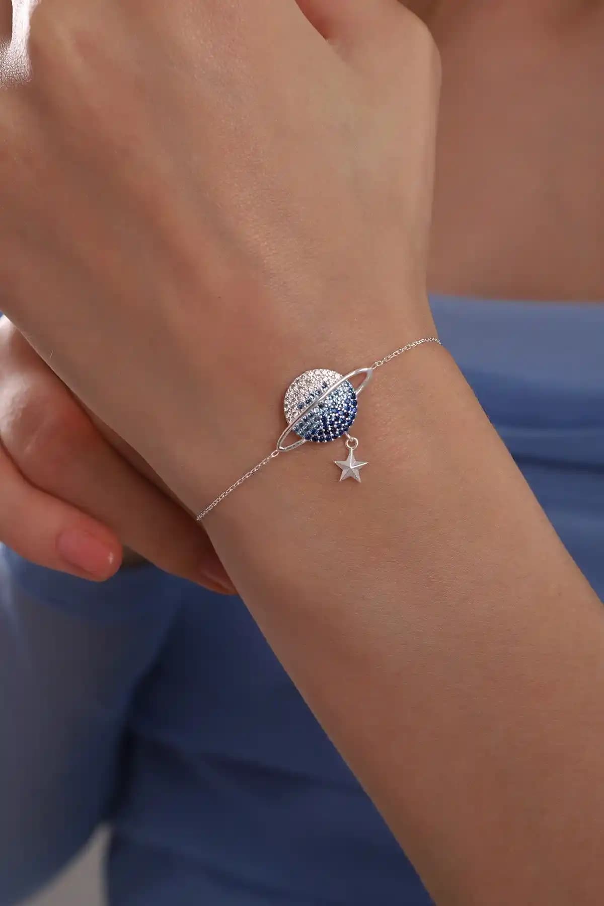 Kadınlar İçin 925 Ayar Gümüş Renk Geçişli Gezegen ve Sallantılı Yıldız Bileklik