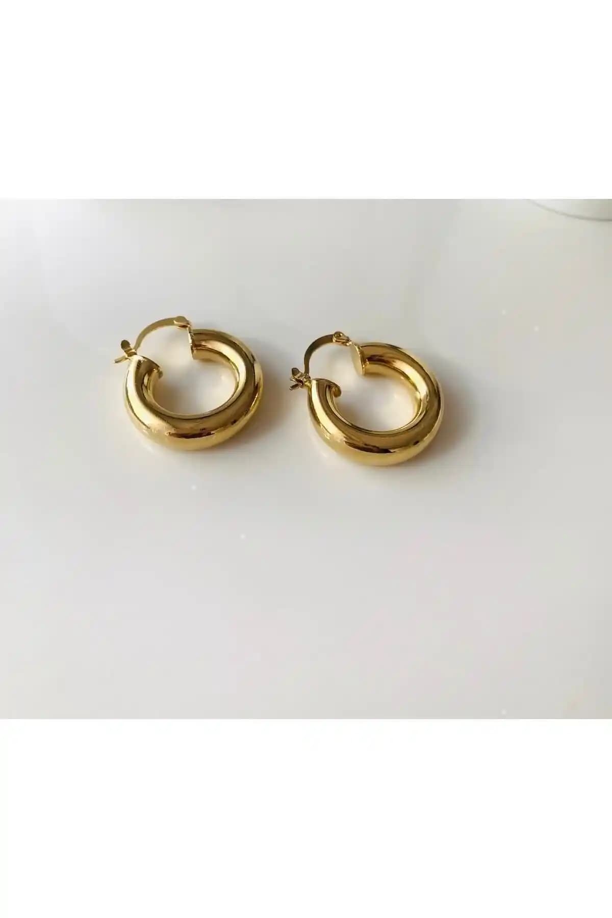 Kadınlar İçin Dayanıklı ve Şık Altın Renkli Halka Model Orta Boy Çelik Küpe