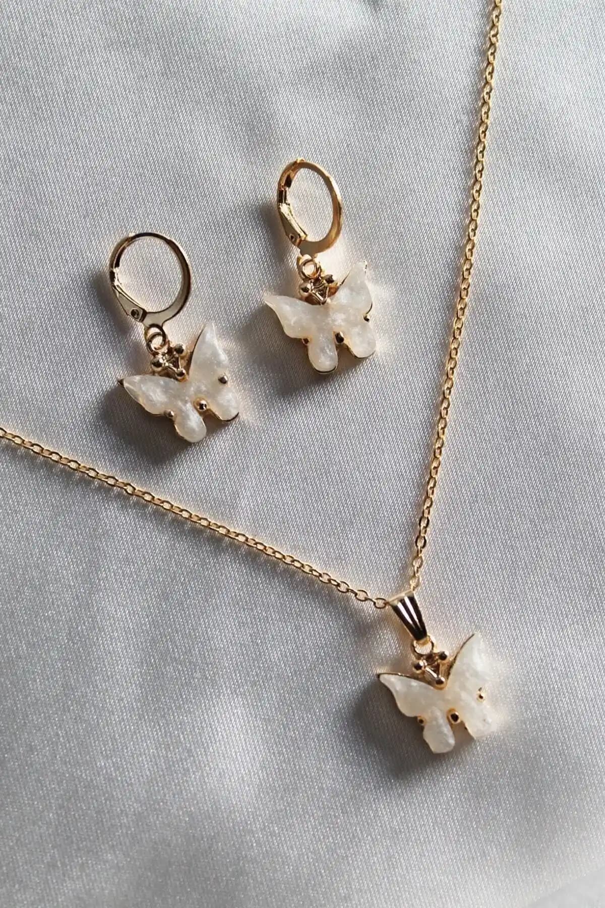 Kadınlar İçin Krem Renk Kelebek Temalı Zarif ve Dayanıklı Takı Seti