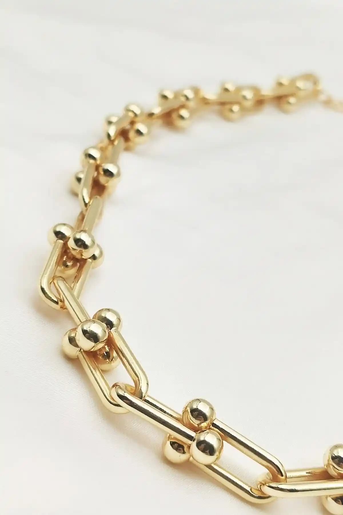 Kadınlar İçin Modern ve Dayanıklı Altın Sarısı Kalın Zincir Kolye Önerileri