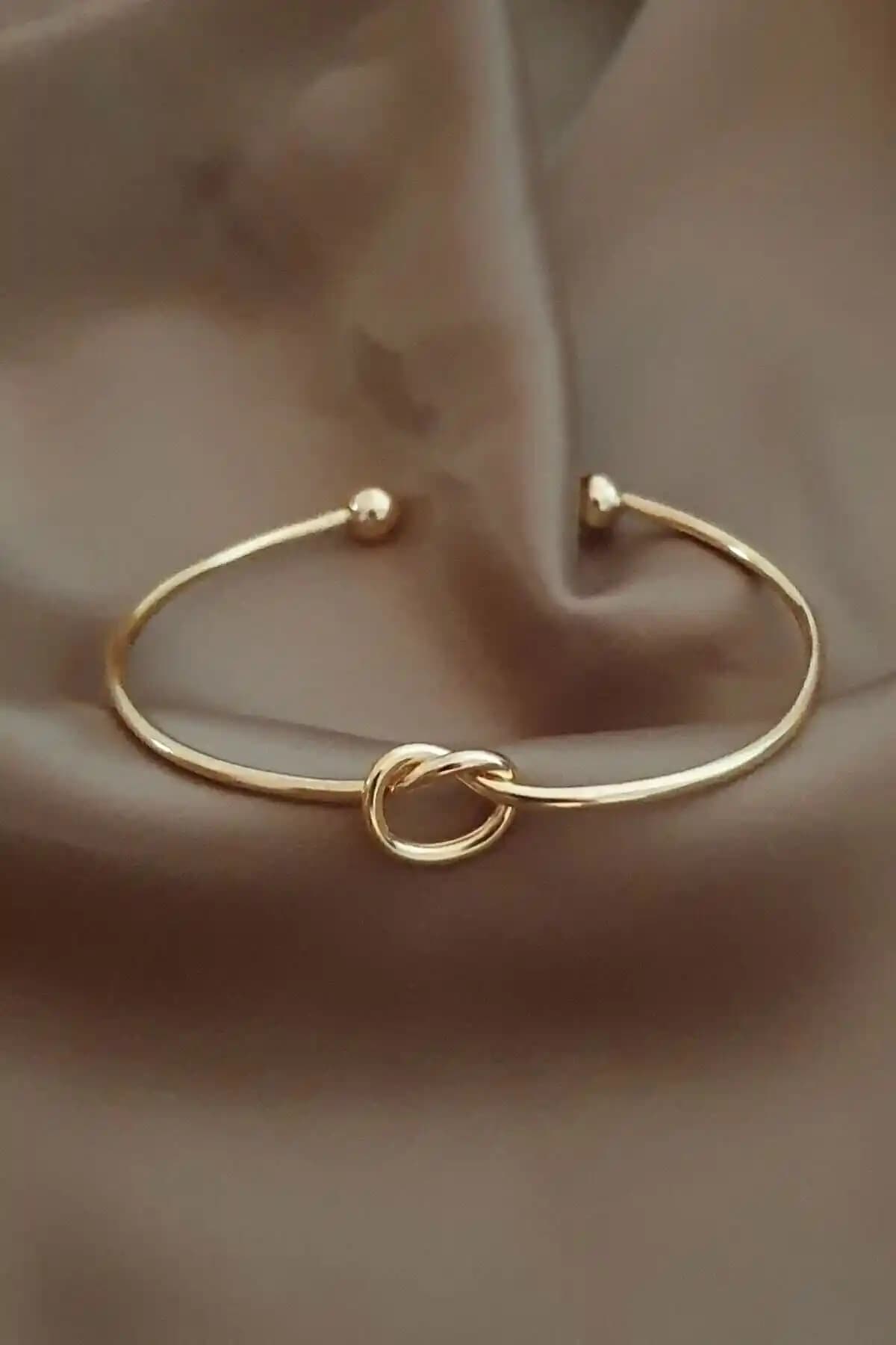 Kadınlar İçin Zarif Altın Kaplama Düğüm Kelepçe Bileklik Özellikleri ve Kullanım Alanları