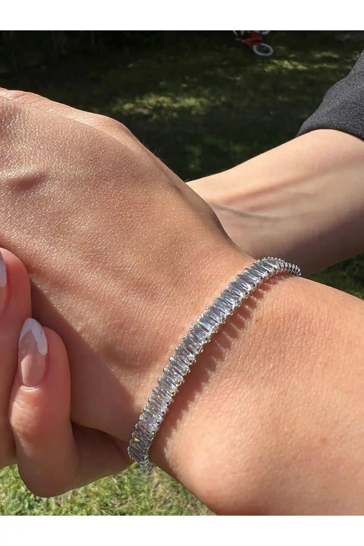 Kadınlar İçin Zarif Gümüş Zirkon Su Yolu Bileklik Modern Tasarım ve Uzun Ömürlü Kullanım