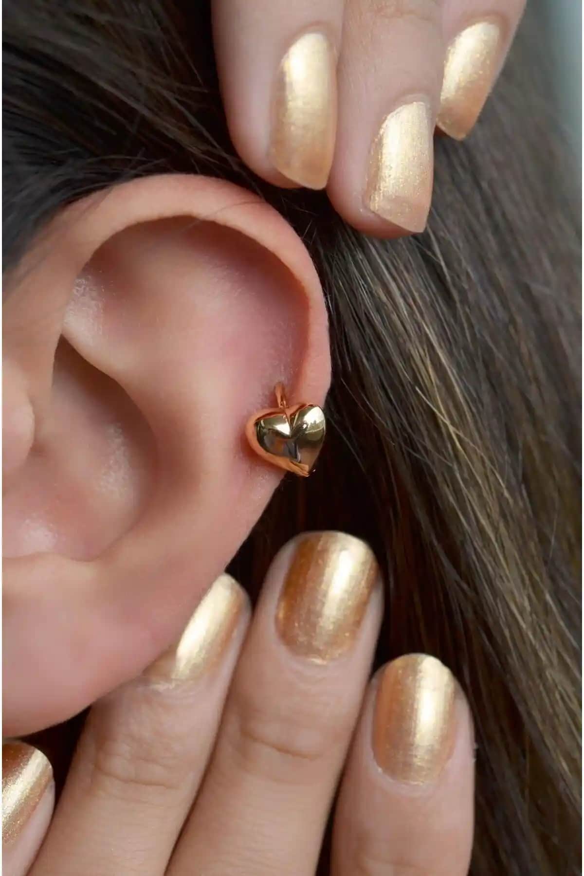 Kalpli Kıkırdak Küpesi Helix Piercing: Modern ve Zarif Aksesuar Seçenekleri