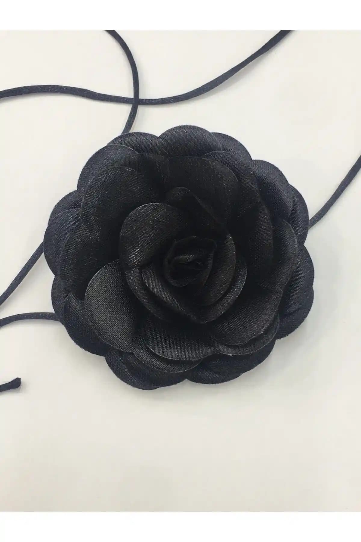 Karantuhafiye Siyah Saten Gül Kolye Şıklık ve Zarafetin Modern Buluşması