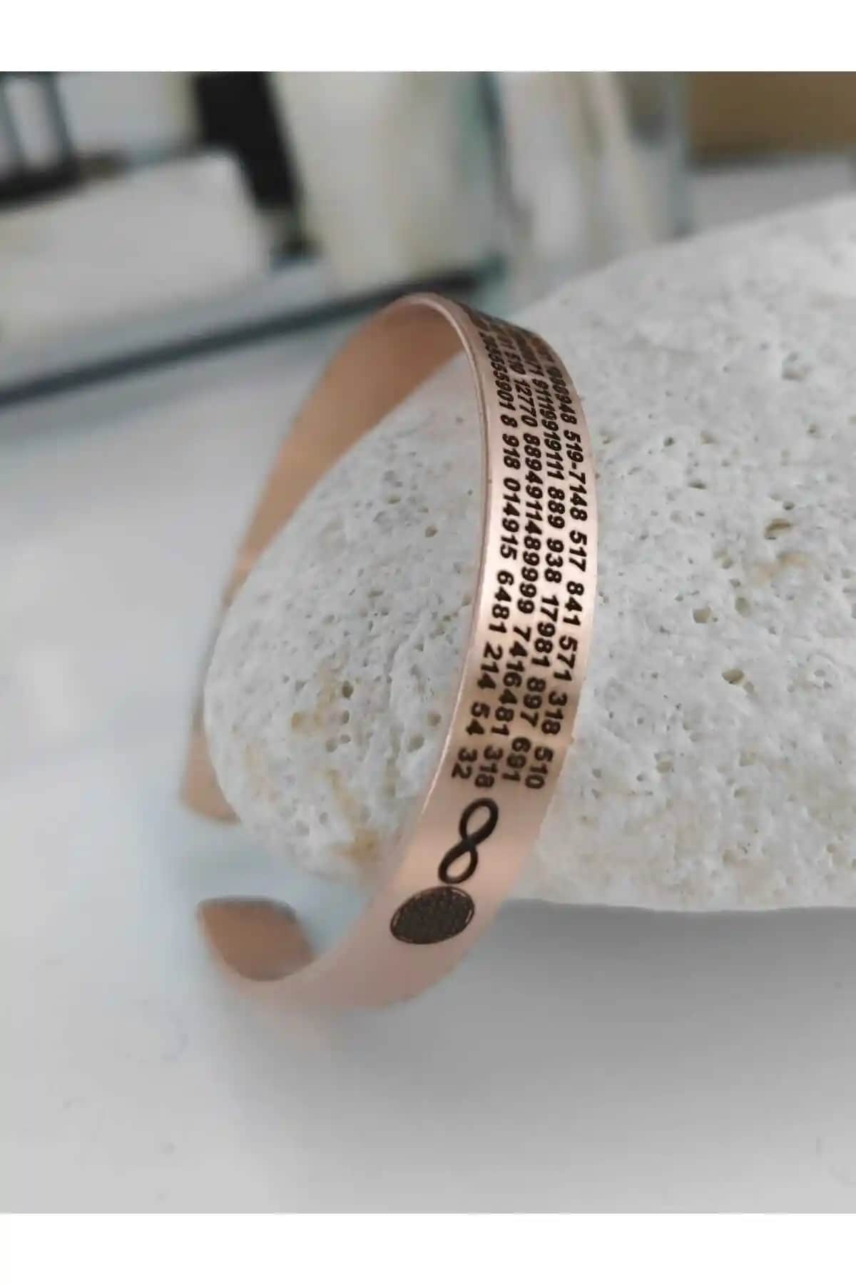 KAVELE Kadim Sayılar ve Manevi Motiflerle Tasarlanmış Bakır Bileklik Özellikleri ve Kullanım Rehberi