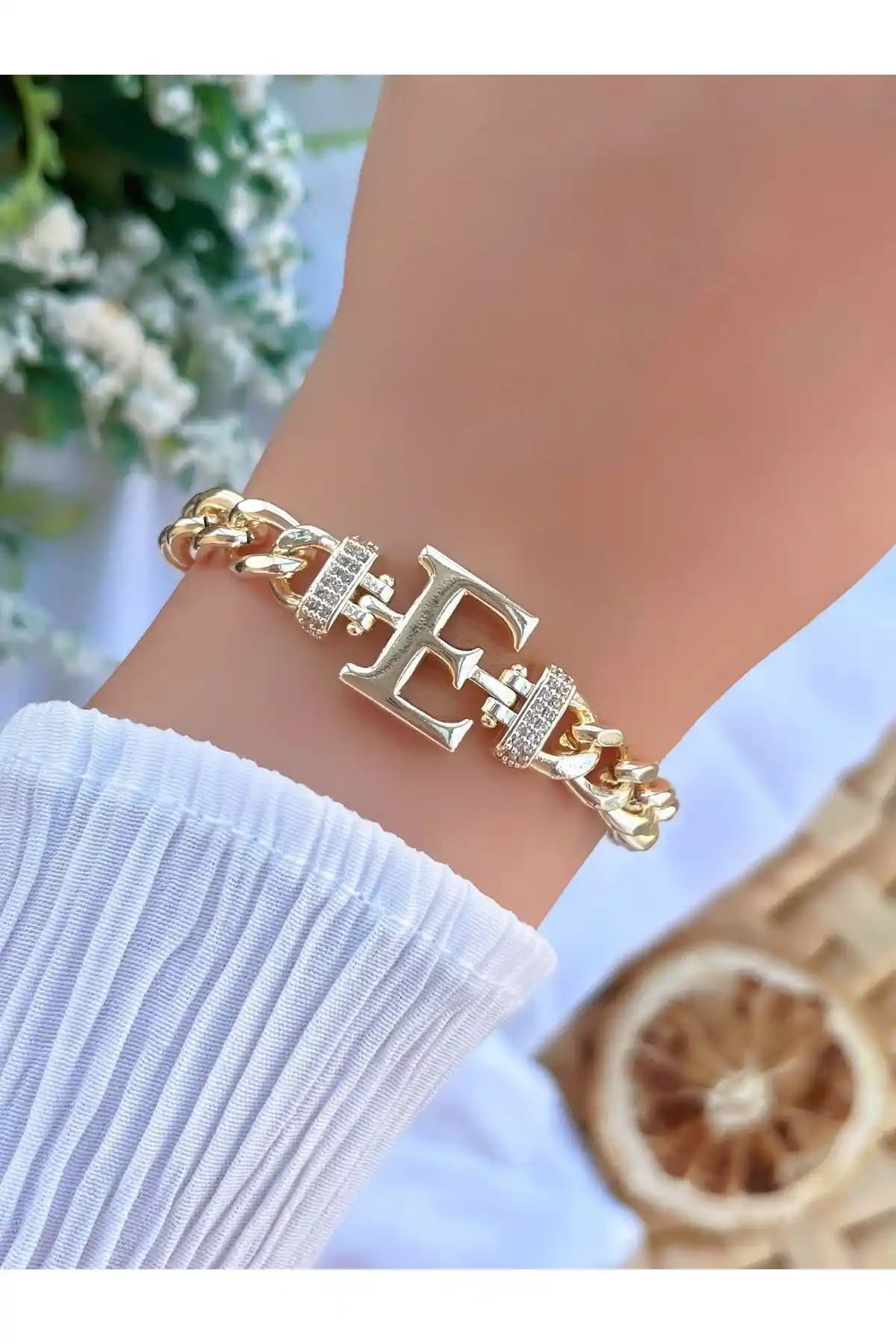 KBC STORE Harfli Zincir Bileklik: Modern ve Dayanıklı Altın Renkli Aksesuar