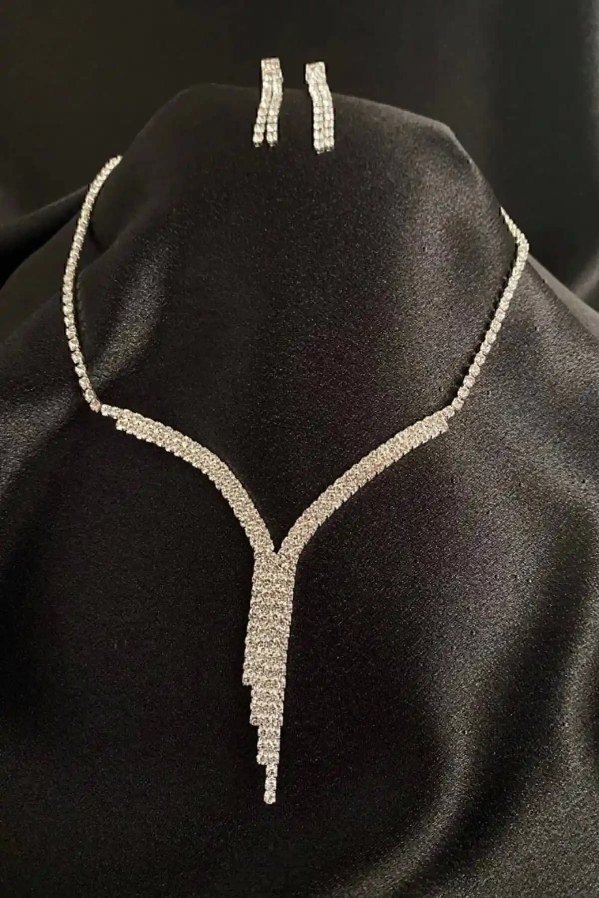 Kenan Takı ve Takıbyysm Abiye Setleri Karşılaştırması: Hangi Takı Sizi Daha Çok Yansıtır?