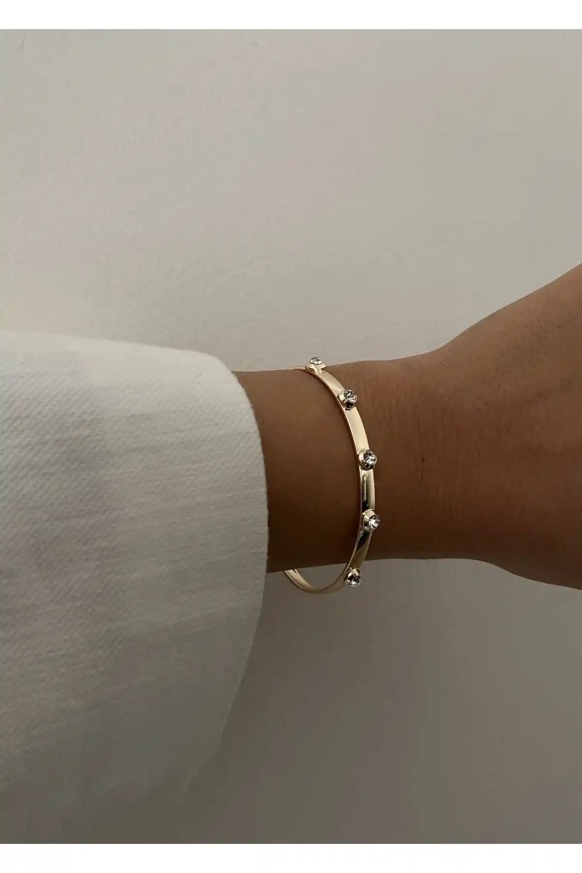 Kılgıistanbul Bridget Zirkon Taşlı Altın Renkli Bileklik Modern ve Şık Tasarım