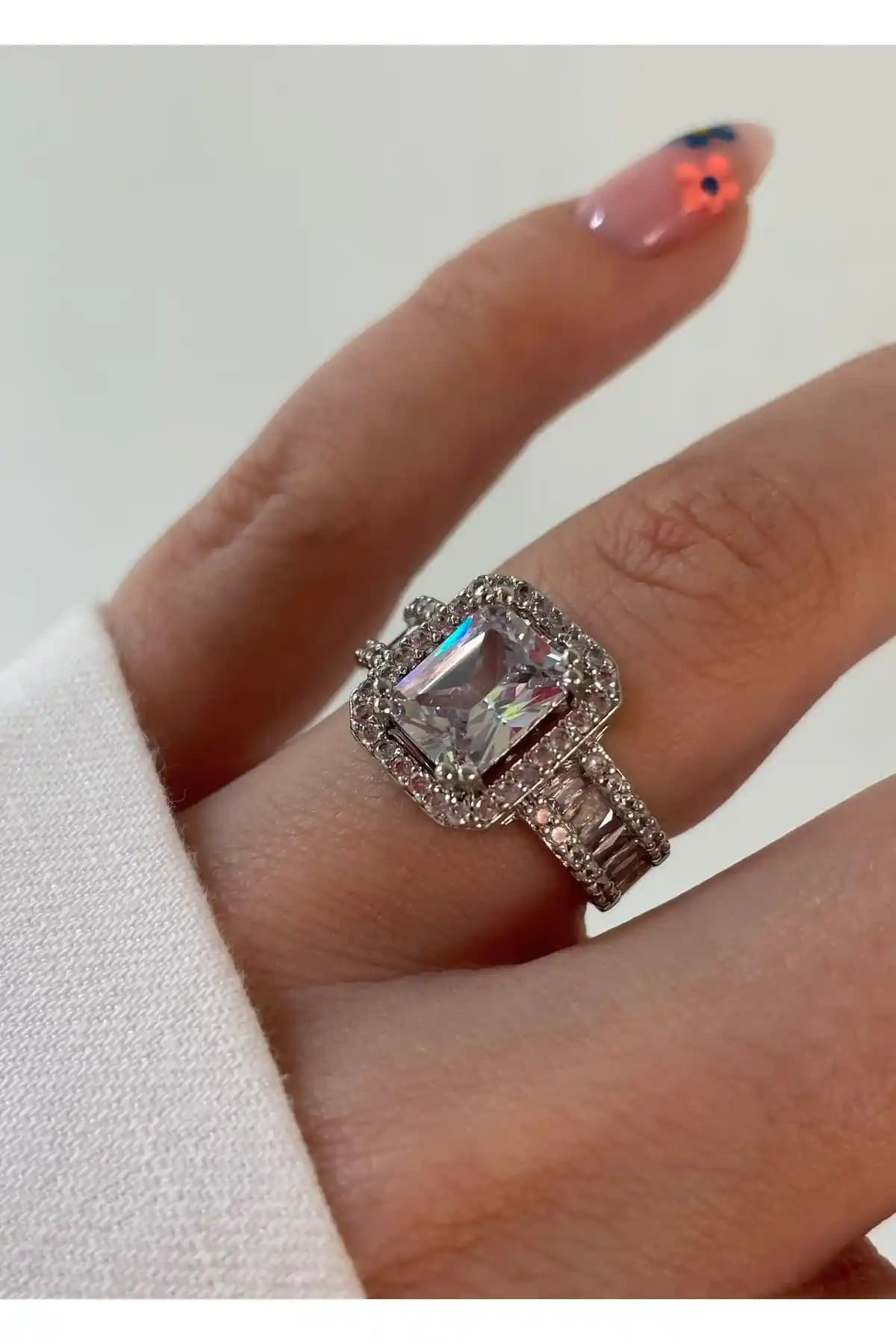 KİLİGİSTANBUL Gü<müş> Renk Baget Yüzük: Zarafet ve Şıklığın Modern Tasarımı